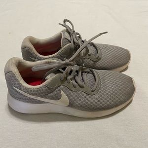 Women’s Nike tennis shoes